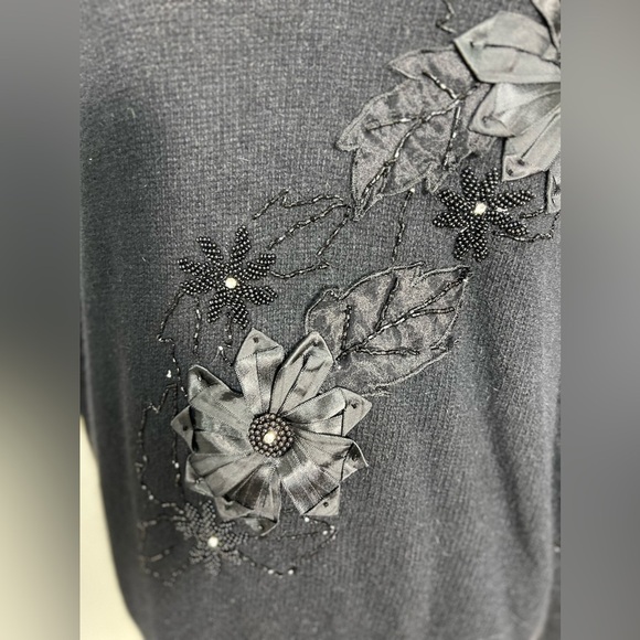 Vintage Rebecca Gray Wool Angora Black Floral Beaded Embroidered Sweater Size S - Picture 2 of 11
